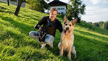 Checker Tobi mit Filmhund Chewakka. Er spielt in der Serie "Racko - Ein Hund für alle Fälle" die Hauptrolle: Racko! | Bild: BR | megaherz gmbh | Hans-Florian Hopfner