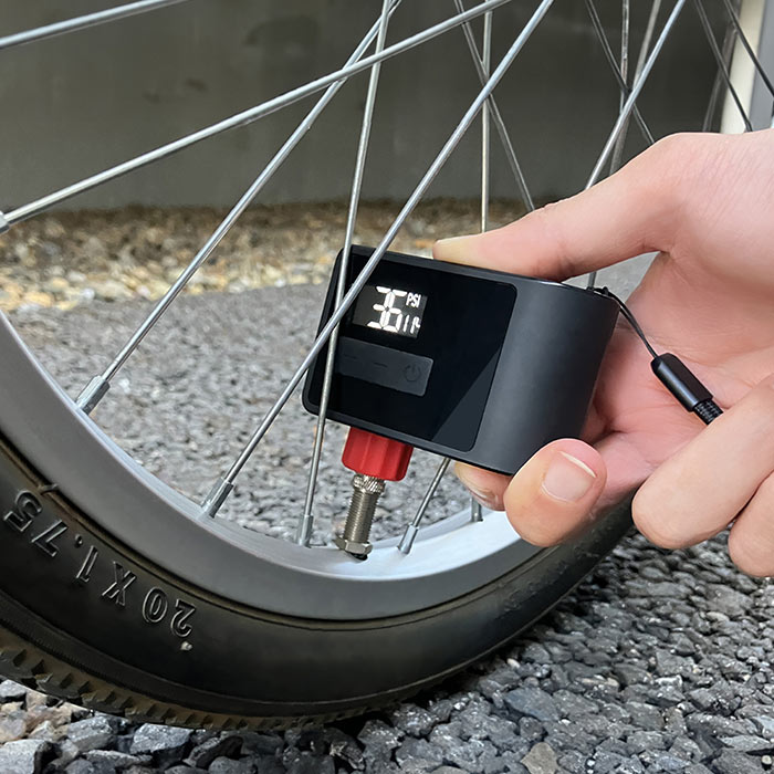 最大7本の自転車タイヤに空気を入れられる、ポケットに入るサイズの超小型電動空気入れ「PumpRacer(パンプレーサー)」