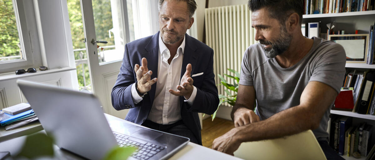 Ein Jobsuchender erhält Hilfe eines Headhunters © Oliver Rossi / Getty Images