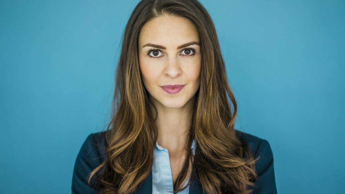 Porträt einer Businesswoman vor blauem Hintergrund © Westend61 / Getty Images