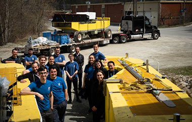 L’équipe d’Oneka Technologies devant un camion qui transporte une bouée de dessale L’équipe d’Oneka Technologies devant un camion qui transporte une bouée de dessalement.