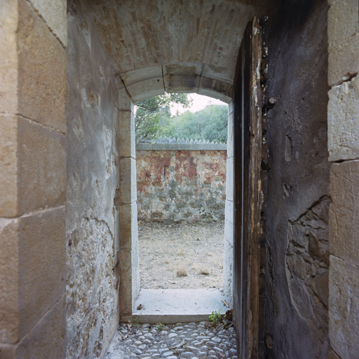 Sas de la poterne sous l'abri voûté de l'ancienne porte royale p.