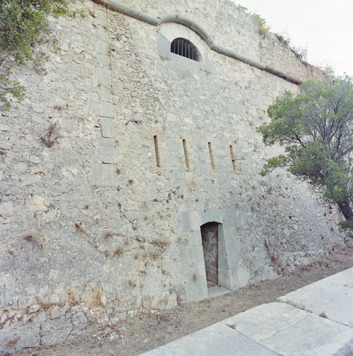 Façade extérieure de l'abri voûté et poterne de l'ancienne porte royale p.