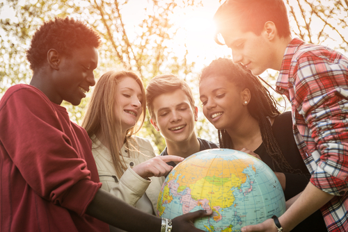 Alunos segurando um globo terrestre