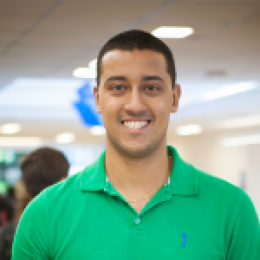 Raphael Tomé na foto, está de camiseta verde sorrindo, seu cabelo é curto.