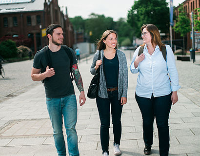 Studentengruppe kommend vom Campus