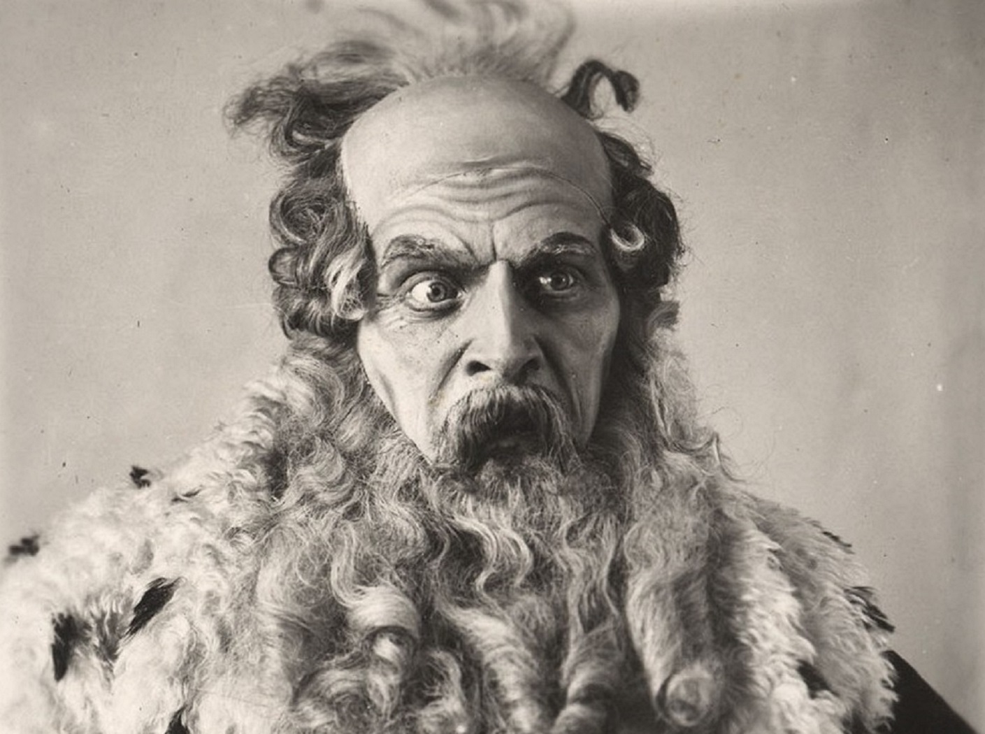 Zdeněk Štěpánek jako Diomedes (W. Shakespeare: Troilus a Cressida, Městské divadlo Královských Vinohrad, 1922), fotograf neuveden. Sbírka Národního muzea, Divadelní oddělení, sign. 26 F 637.