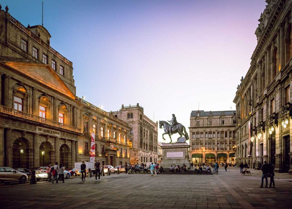 Plaza central donde se encuentra una empresa factor