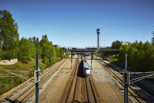 Flytoget på vei inn til Oslo Lufthavn