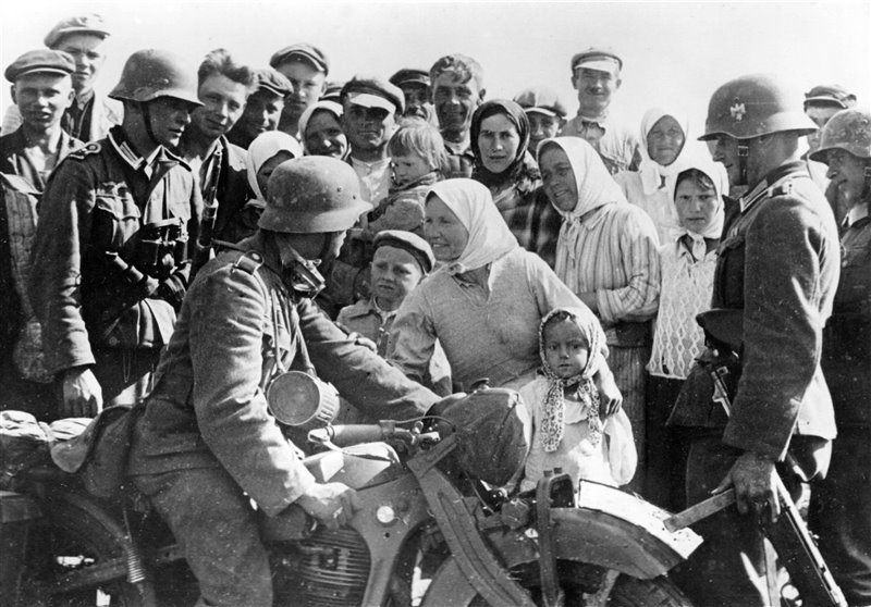 Bienvenida de la población ucraniana a las tropas alemanas de la Wehrmacht en  junio de 1941 tras su ocupación.