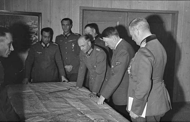 De izquierda a derecha: Adolf Heusinger (de perfil), Friedrich Paulus (el más alto al fondo), von Brauchitsch (a la izquierda de Hitler), y Wilhelm Keitel a la derecha y de espaldas (octubre)