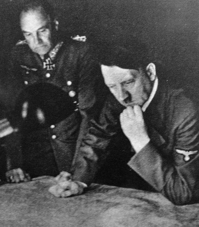 El mariscal del Alto Mando del Ejército alemán, Walther von Brauchitsch y Hitler estudiando los mapas de la operación Barbarroja el 31 de agosto de 1941.