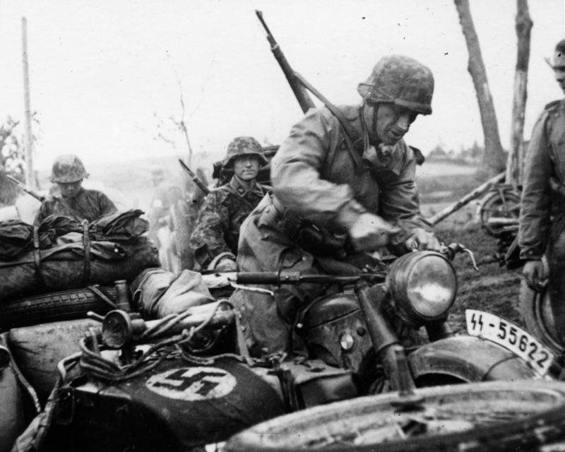 Kradschützen Infantería motociclista de la 3.ª SS División Totenkopf camino a Leningrado.