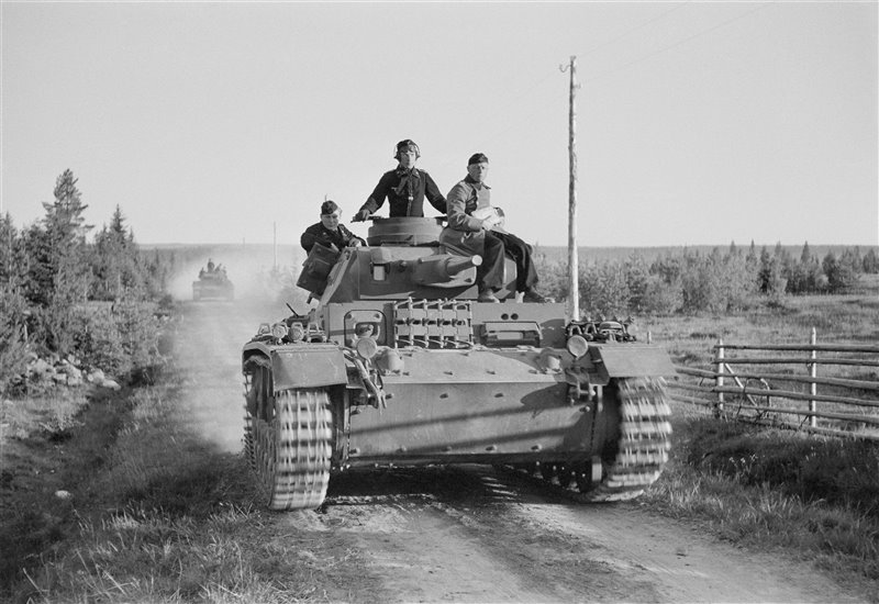 Los tanques alemanes de Panzerabteilung 40 avanzan hacia la línea del frente en Vasonvaara el 1 de julio de 1941.