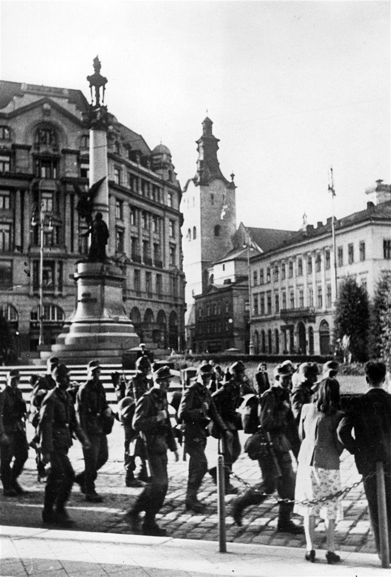 Ocupación de la ciudad soviética de Lviv (la alemana Lemberg, hoy Lviv en Ucrania) por la Wehrmacht alemana en julio de 1941.