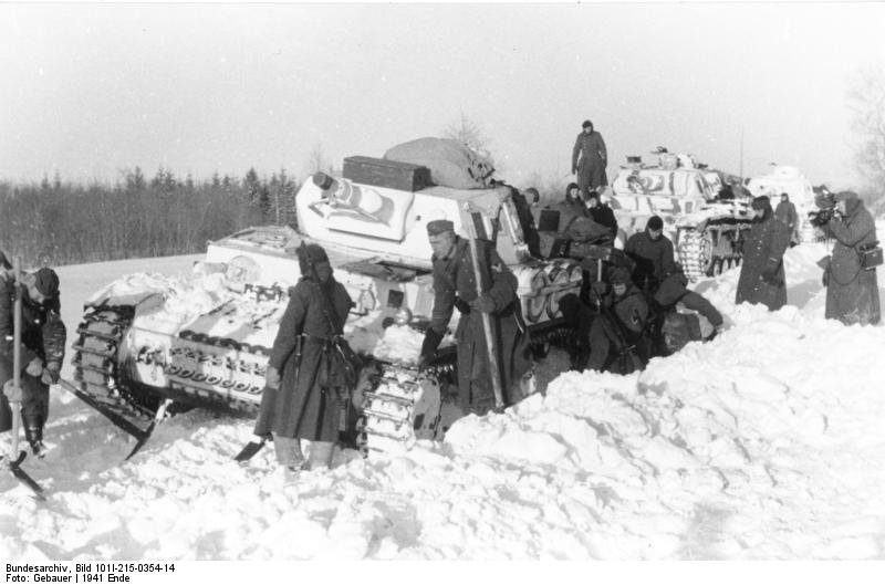 Panzer IV Ausf. D con pintura de camuflaje blanca atascado en la nieve en diciembre de 1941. A la derecha de la imagen se puede ver un corresponsal de guerra cámara en mano.