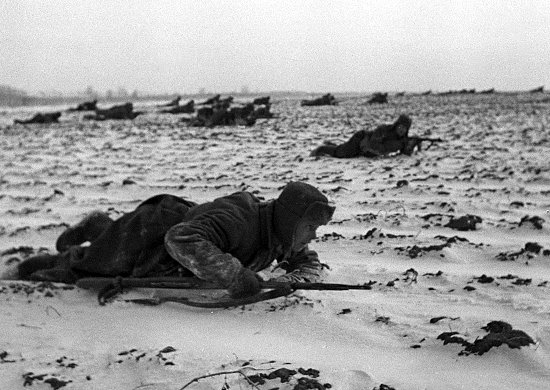 Soldados agazapados durante la contraofensiva soviética en diciembre de 1941.