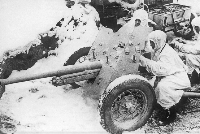 Soldados soviéticos con camuflaje para la nieve operando con un cañón antitanque M-37 de 45 mm en diciembre de 1941.