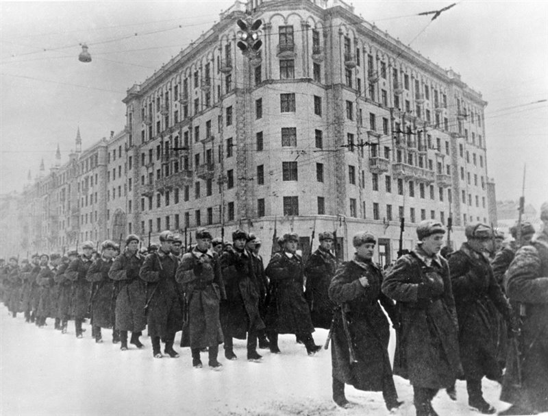 Unidades soviéticas de refuerzo marchan hacia el frente el 1 de diciembre de 1941 para repeler el ataque alemán. 