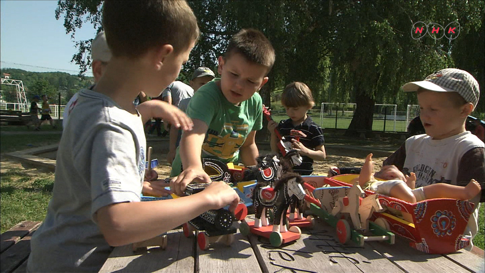 La fabrication traditionnelle de jouets en bois pour enfants à Hrvatsko Zagorje