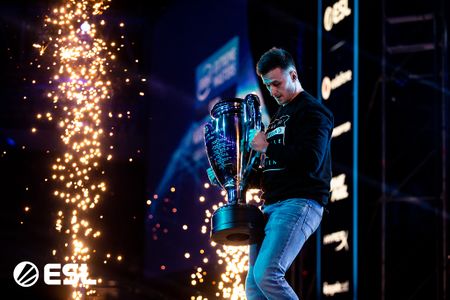 pasha bringing out the trophy at the IEM Katowice Major 2019