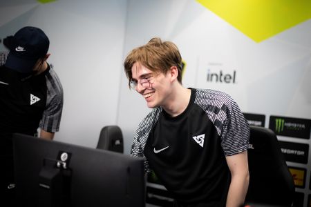 skiter at ESL One Stockholm Major 2022