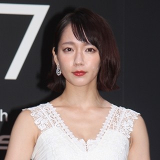 吉岡里帆、白ドレスで胸元&美背中あらわ "輝いた女性"選出に「夢のよう」