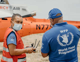 Antonio Beleza, National Institute for Disaster Management and Risk Reduction (INGD) (venstre) og Domingos Reane, FNs World Food Programme, utfører en droneinspeksjon i kjølvannet av den tropiske stormen Eloise. Foto: Mercy Air/Matthias Reuter.