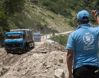 Oksygen i væskeform donert av kinesiske myndigheter ble fraktet til Kathmandu fra grenseovergangen Tatopani på nepalske-kinesiske grensen, og dermed sendt videre til sykehus i Kathmandu. Foto: WFP/Srawan Shrestha