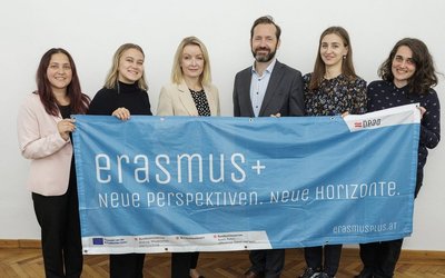 Sara Paredes (Geschäftsführerin Verein Grenzenlos), Iida Hyytinen (ESK-Freiwillige aus Finnland), Bernadett Humer (BKA-Sektionschefin), Jakob Calice (OeAD-Geschäftsführer), Gloria Dzugkoeva (ehemalige ESK-Freiwillige aus Russland),  Sara Paredes (Geschäftsführerin Verein Grenzenlos)