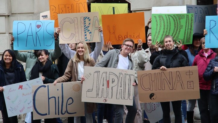  Flash mob in front of the OeAD house. With signs with different countries and cities on them