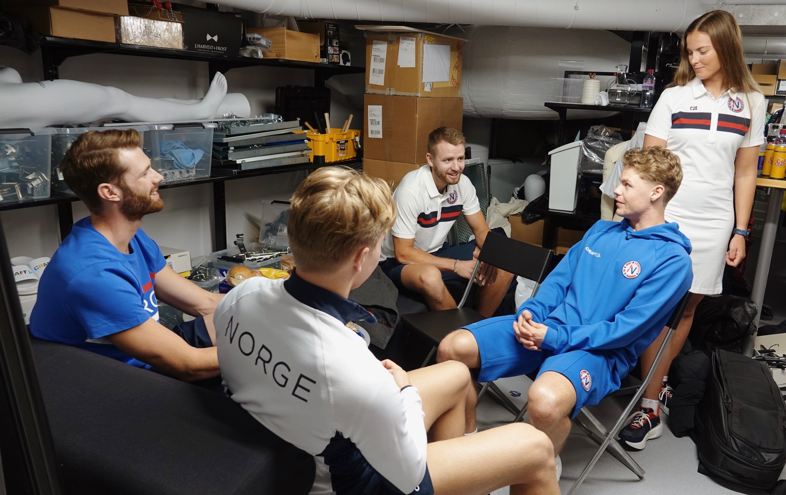 BLÅTT: Flere av utøverne la merke til denne blåfargen. Anders Mol, Christian Sørum, Markus Rooth, Elias Nilsen og Line Flem Høst backstage før lanseringen. (Foto: Eline Aase).