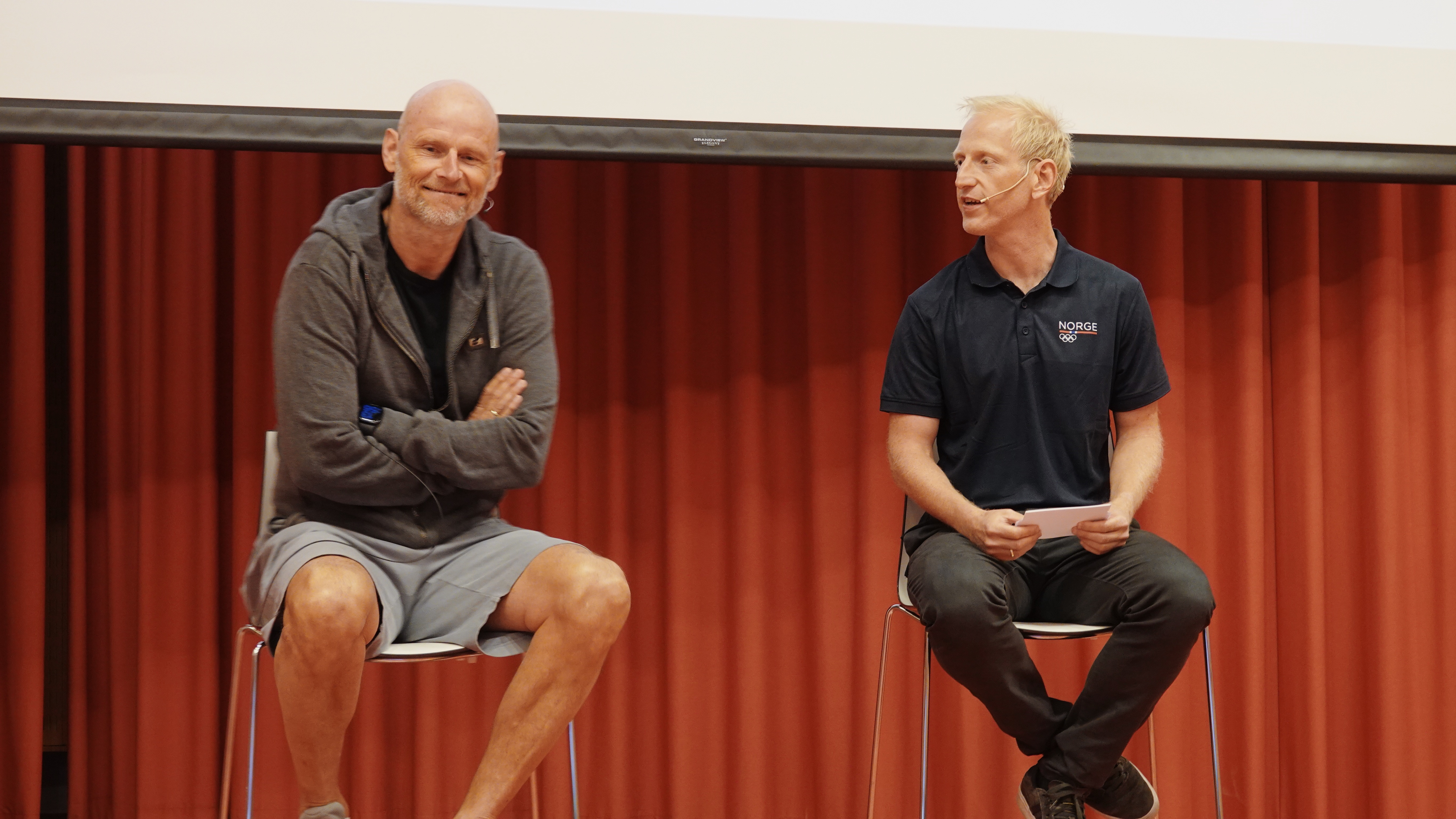 Landslagssjef i fotball, Ståle Solbakken, i samtale med Olympiatoppens Frank Heggebø på Olympiatoppens coaching- og treningsseminar. (Foto: Eline Aase).