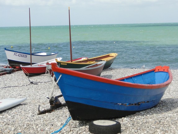 Boote auf Kies am Wasser