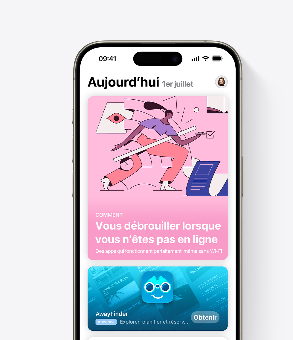 Un iPhone avec l’App Store ouvert et une annonce de l’app fictive AwayFinder, placée bien en évidence dans l’onglet Aujourd’hui. L’annonce affiche l’icône, le nom et le sous-titre de l’app, « Explorer, planifier et réserver des voyages ».