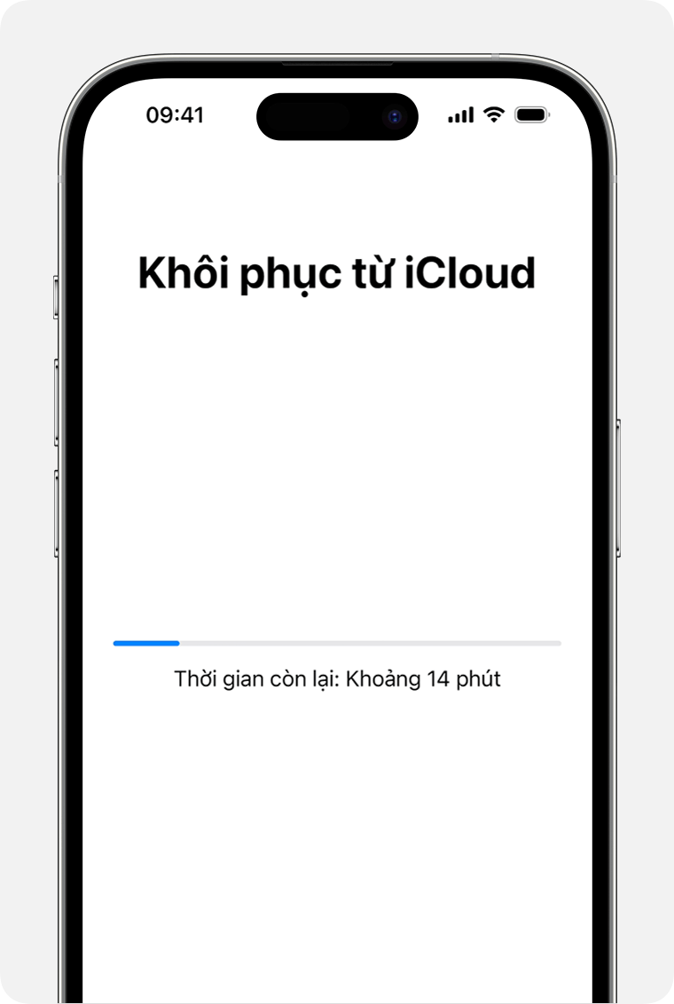 Một chiếc iPhone hiển thị trạng thái khôi phục thiết bị từ bản sao lưu trên iCloud