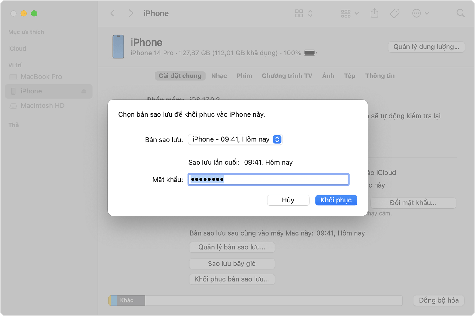 Cửa sổ Finder hiển thị lời nhắc chọn bản sao lưu và nhập mật khẩu