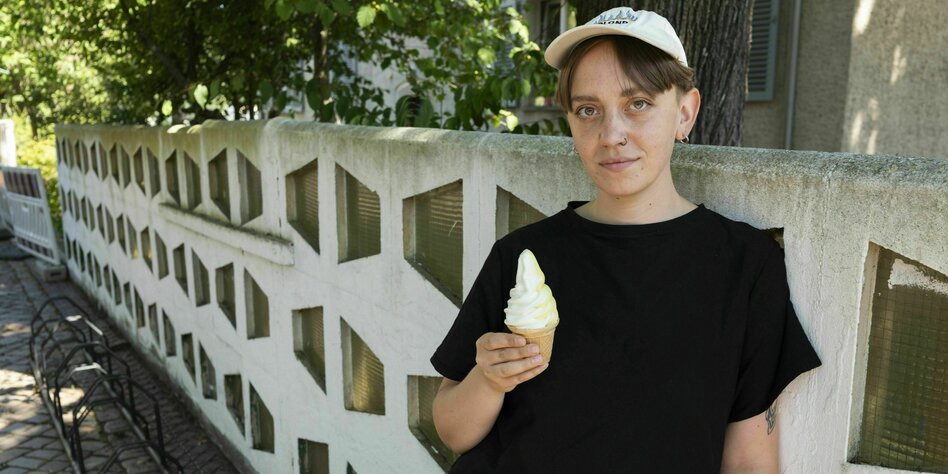 Olivia Schneider mit einem Eis in der Hand.