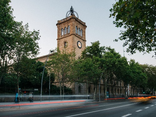 Entrada a l'edifici històric de la UB