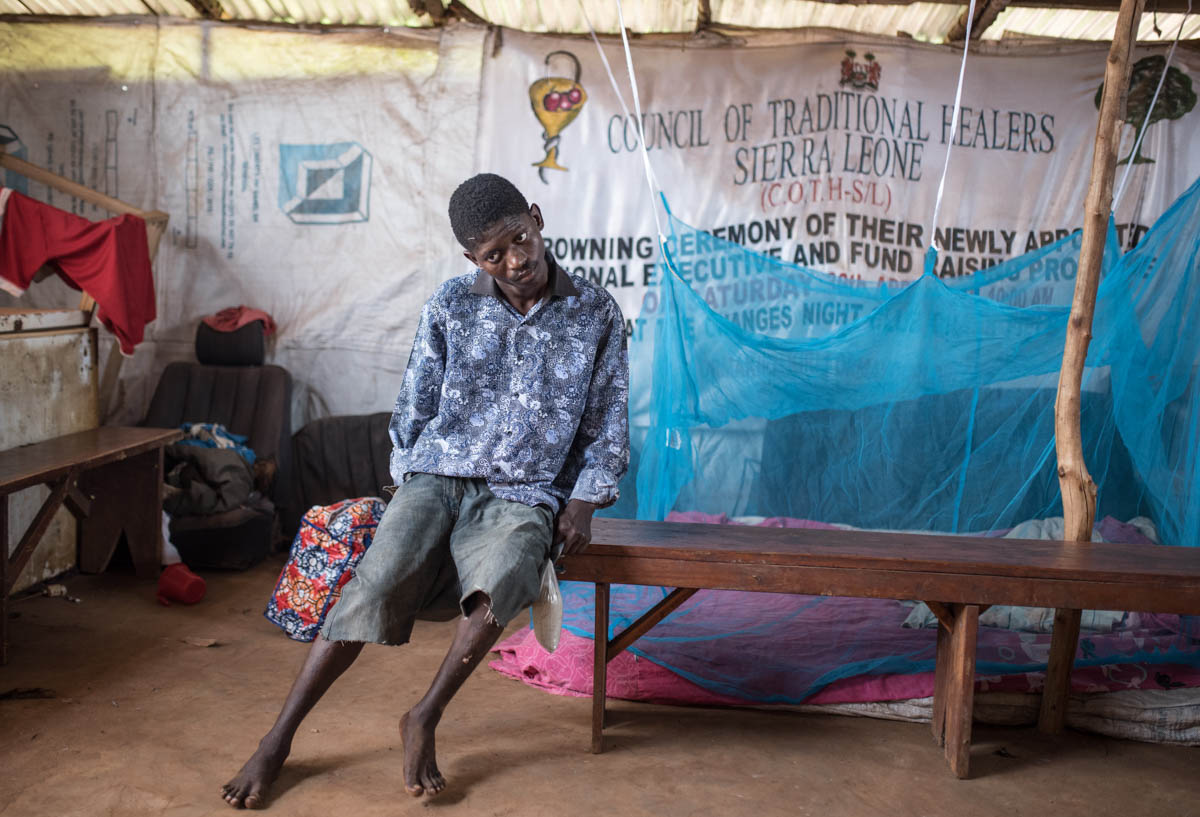 Mocked as “craze man“ in Sierra Leone’s lingua franca Krio (a country-wide spoken English-based creole) mentally ill outcasts roam the city. In the case of Ibrahim, his family brought him to healer Co