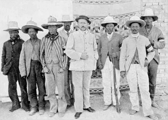 A photo of German Lieutenant Weiss, flanked by the Nama Captains Simon Kooper (left with striped jacket) and Hendrik Witbooi (right with rifle).