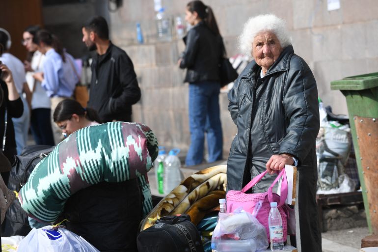 Armenian refugees from Nagorno-Karabakh are seen in the center of the town of Goris on September 30, 2023 before being evacuated in various Armenian cities. - Armenia said on September 30, 2023 100,417 people from an estimated population of 120,000 had fled Nagorno-Karabakh since the breakaway region saw its decades-long fight against Azerbaijani rule end in sudden defeat. (Photo by Karen MINASYAN / AFP)