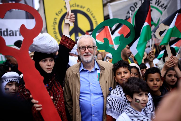 Former Labour party leader Jeremy Corbyn (C) joins pro-Palestinian supporters