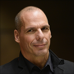 epa05011174 The economist and former Greek Finance Minister, Yanis Varoufakis speaks to the audience as he takes part in a panel discussion entitled 'Money and Power, Flooding Europe with Democracy', in Vienna, Austria, 04 November 2015. EPA/ROBERT JAEGER، الكاتب يانيس فاروفاكيس