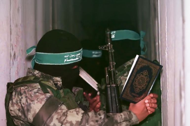 مقاتلون لحماس يقرأون القرآن في نفق المصدر: https://x.com/rdooan/status/1712949091729043625