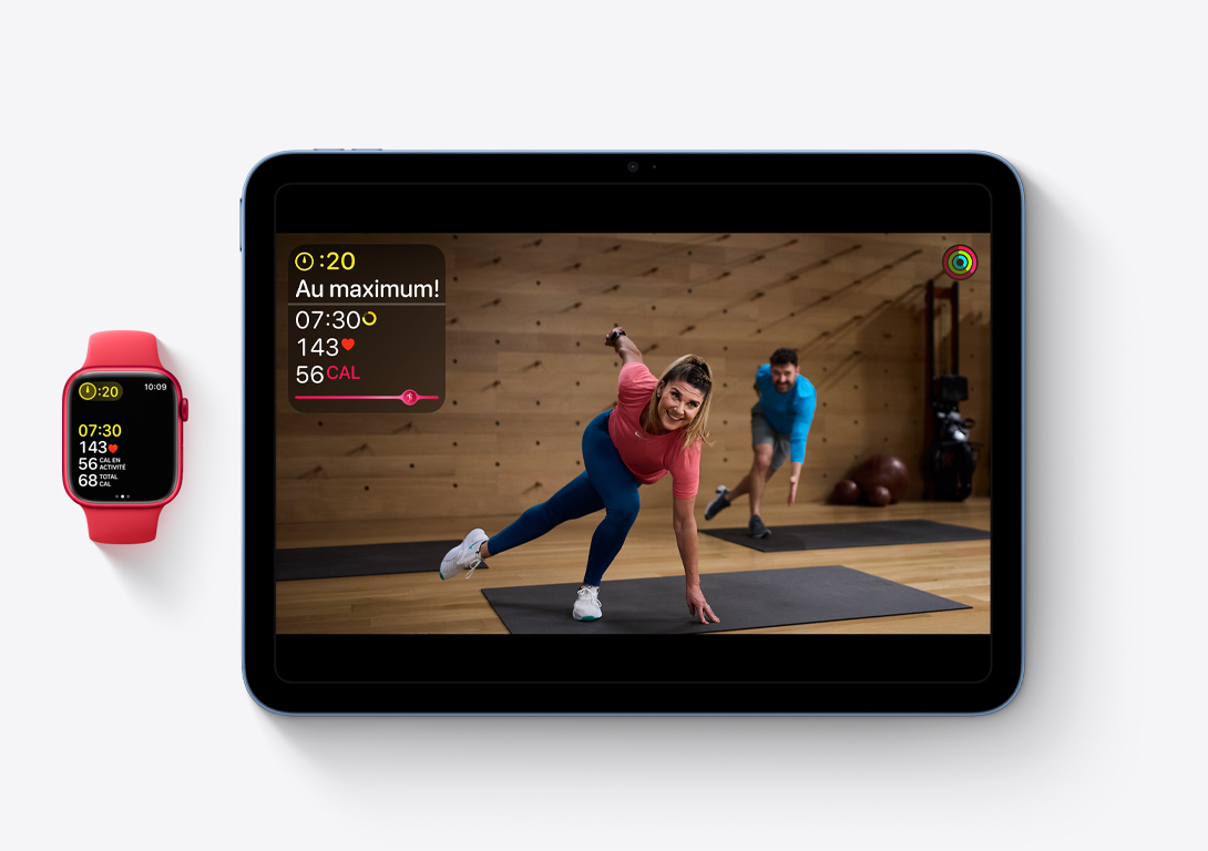 Apple Watch Series 9 et iPad placés côte à côte pour montrer que les données d’un entraînement Apple Fitness+ sur iPad apparaissent aussi sur Apple Watch.