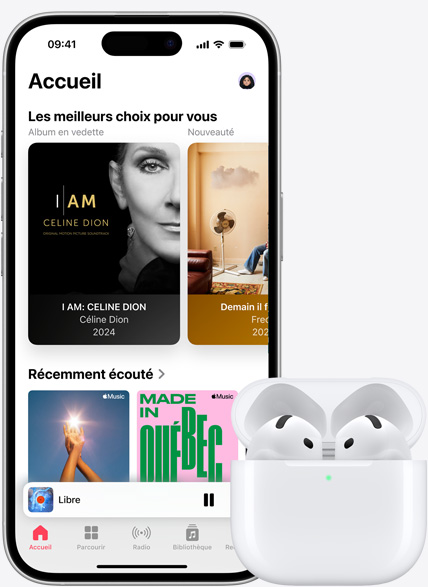 iPhone 15 jouant de la musique à côté d’AirPods