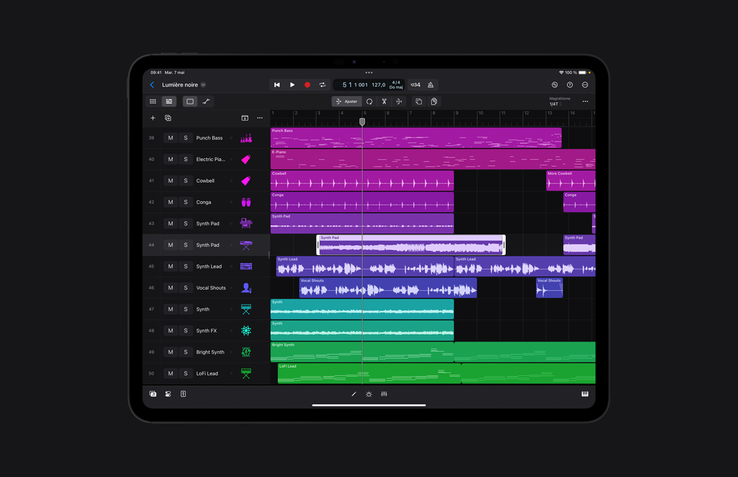 Vue d’ensemble de la navigation dans un projet multipiste dans Logic Pro sur iPad Pro.