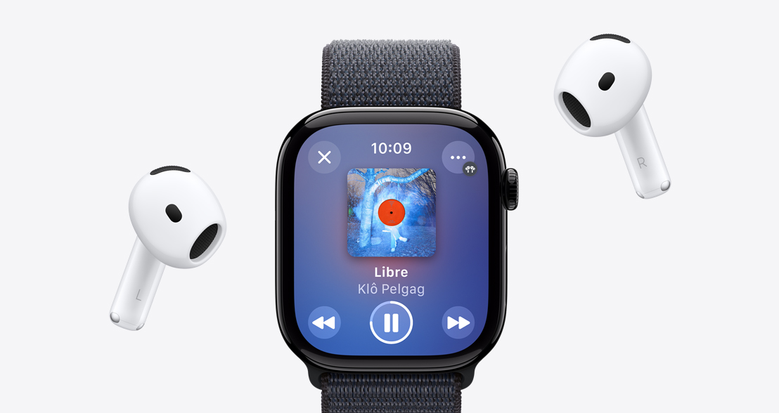 Une paire d’AirPods Pro entourant une Apple Watch Series 9 où une liste de lecture Apple Music est affichée.