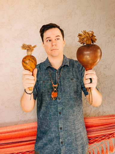 Foto de Frank con unas maracas tradicionales indígenas.